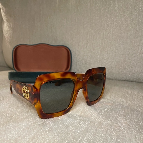 Gucci Women’s Sunglasses Tortoise - Picture 4 of 5